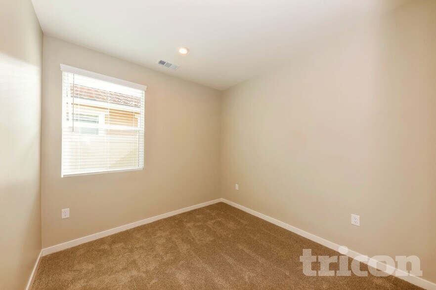 Building Photo - 1704 Lorraine Dr