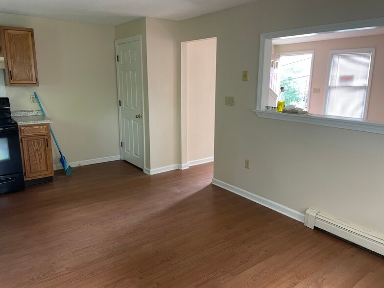 Kitchen/livingroom - 48 Mason St