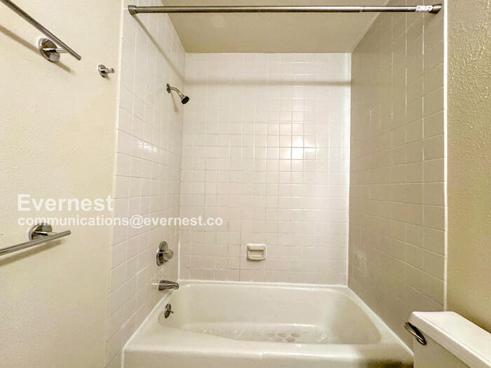 Building Photo - 777 Poplar Ave