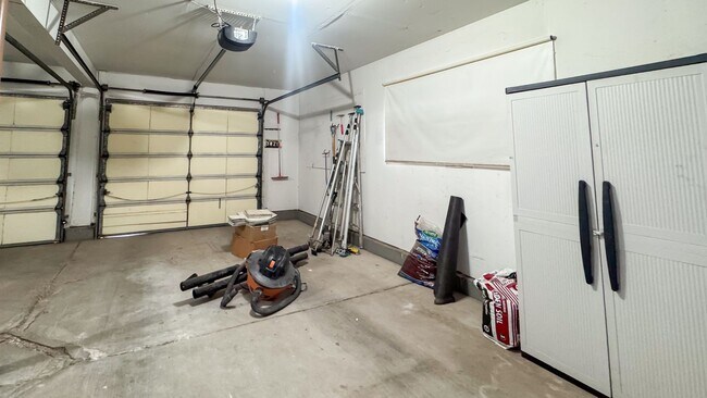 Building Photo - Move-In Ready 3-Bedroom with Pool / Lawn and Pool Service Included!