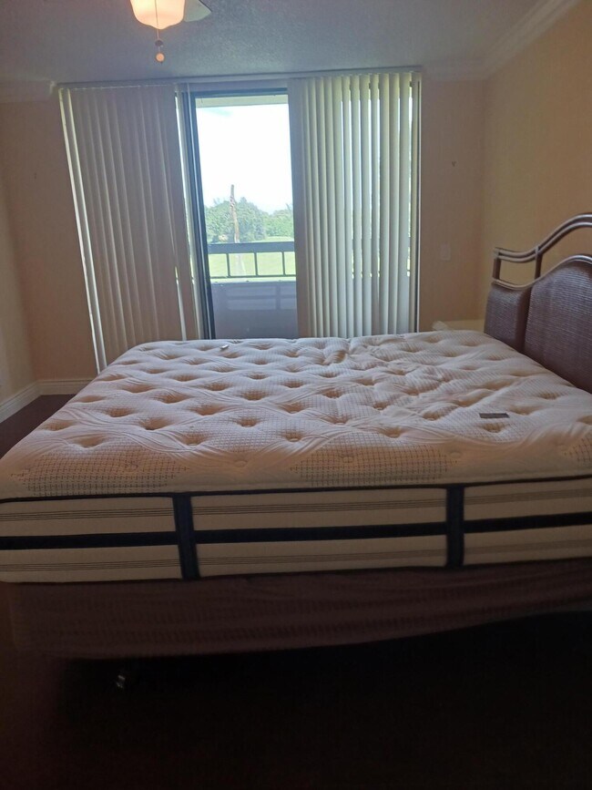 Building Photo - 4702 Fountains Dr S