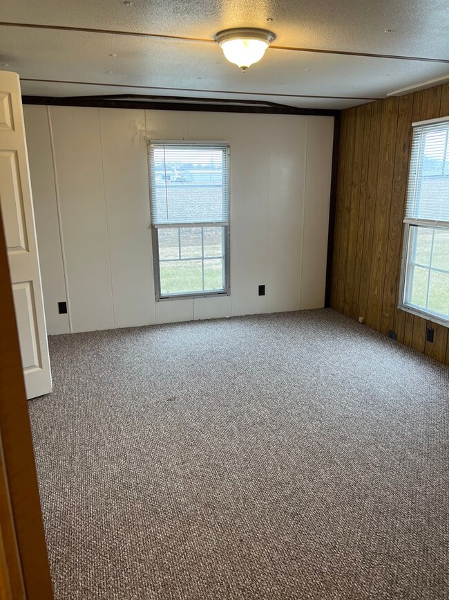 Building Photo - 2 Bed 2 Bath Mobile Home Sitting On 1 Acre
