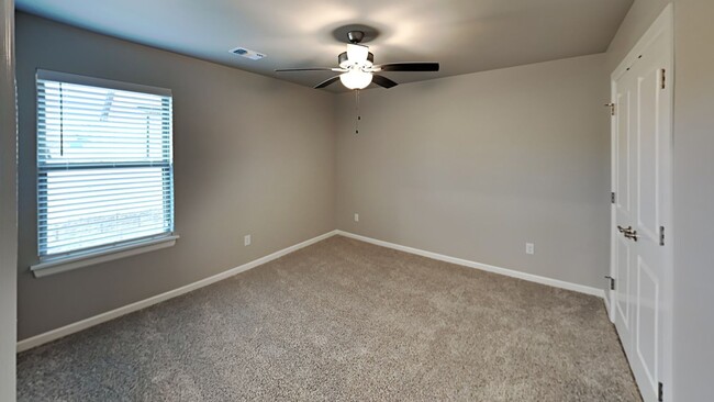 Building Photo - Very nice 3 Bedroom, 2 Bathroom 2 Car gara...