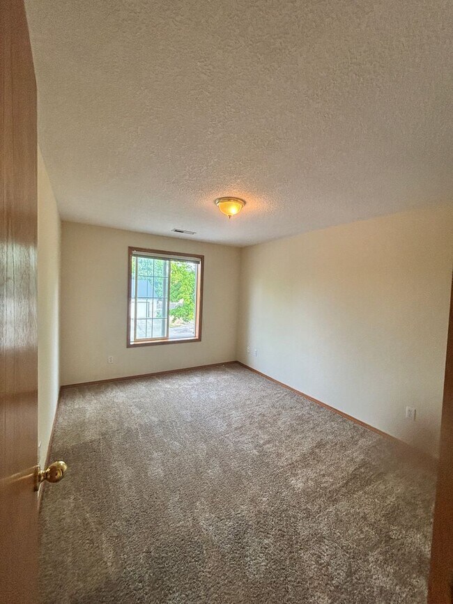 Building Photo - Spacious Tri-Level On Corner Lot