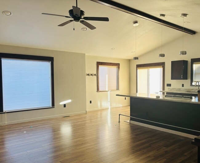 Building Photo - 4 bedroom 3 bath home