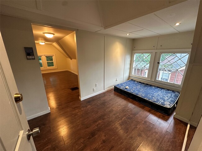 Building Photo - 19 Edwards St