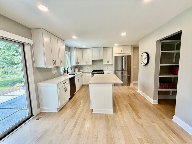 Building Photo - 1019 Thunderbird Ln
