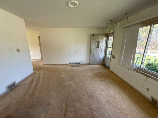 Building Photo - 3 BED 1.5 BATH SINGLE FAMILY HOME