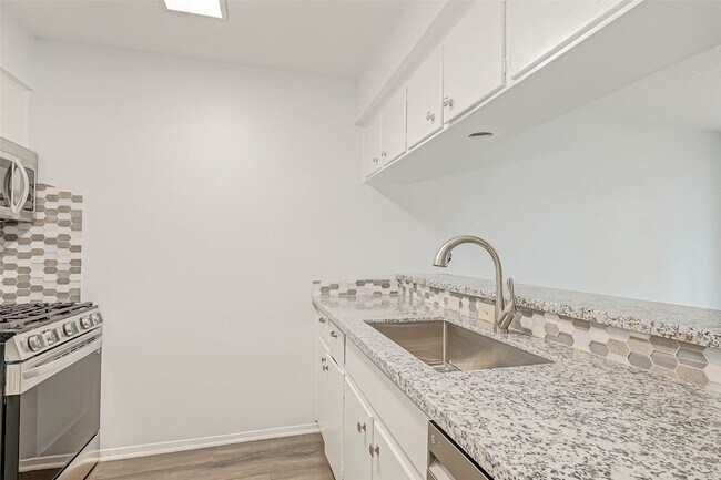 Building Photo - 1110 W Tri Oaks Ln