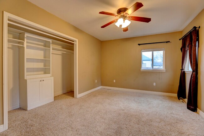 Building Photo - 628 Gladstone St