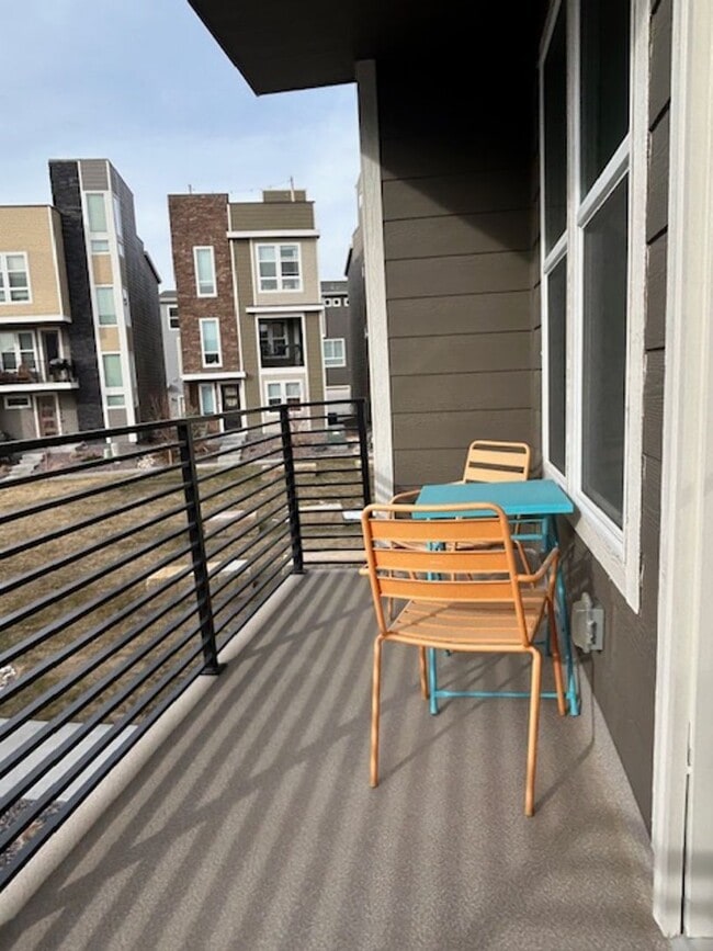 Building Photo - Beautiful 2 Bed + Office + 2.5 Bath home i...