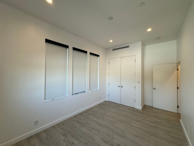 Building Photo - Five Bedroom/Four Bathroom Luxury House in Koreatown