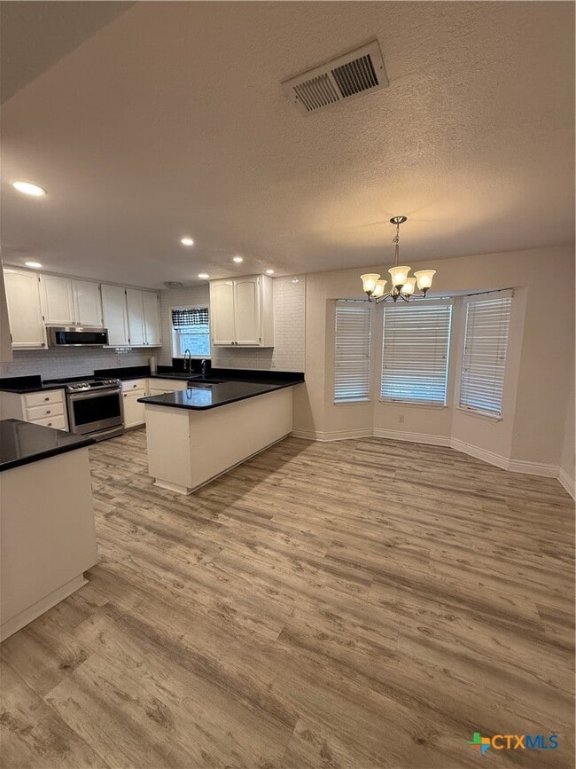 Building Photo - 1211 Clearwater Dr