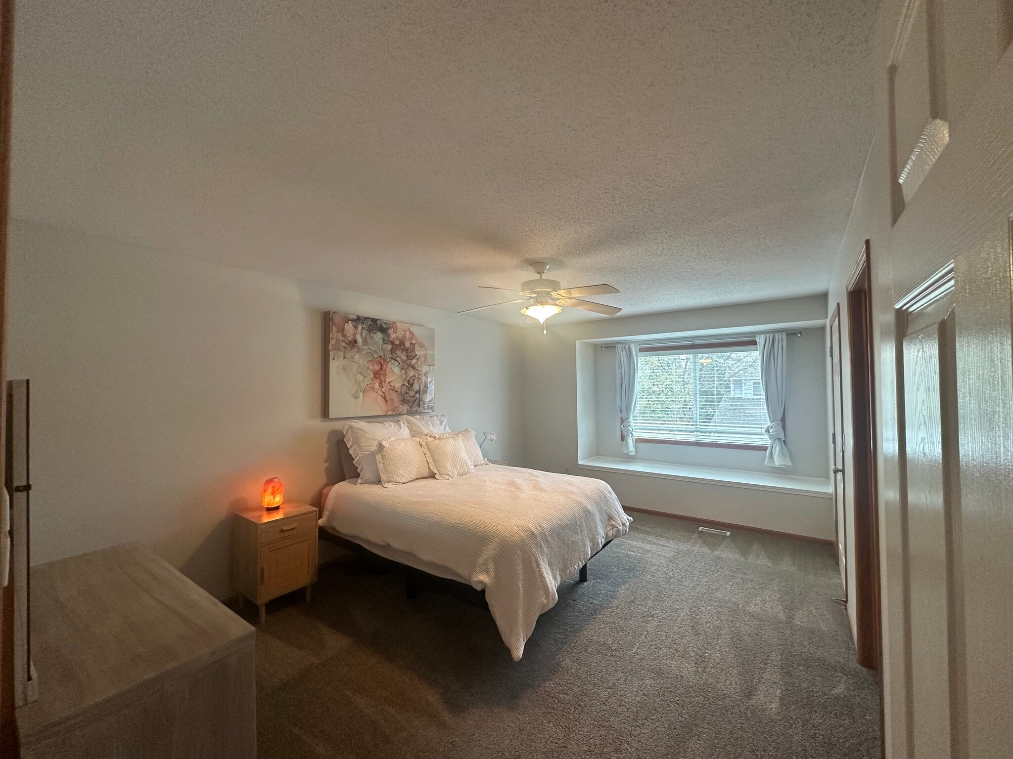Master bedroom. - 2132 Ridgeview Cir