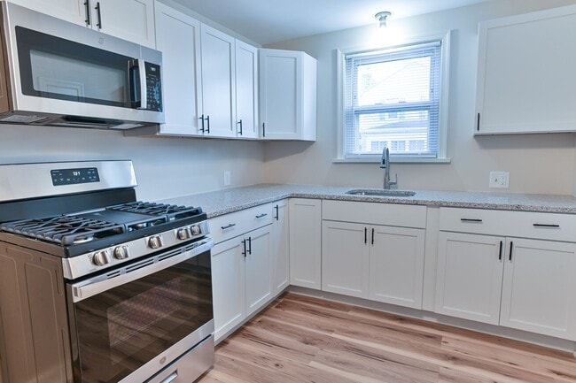 Building Photo - Quaint Single-Family Home on Sunnyside Ave