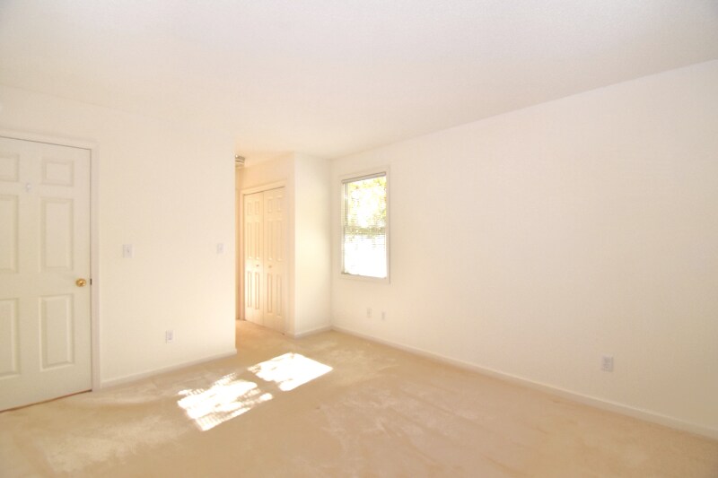 Building Photo - 9 Spruce Dr