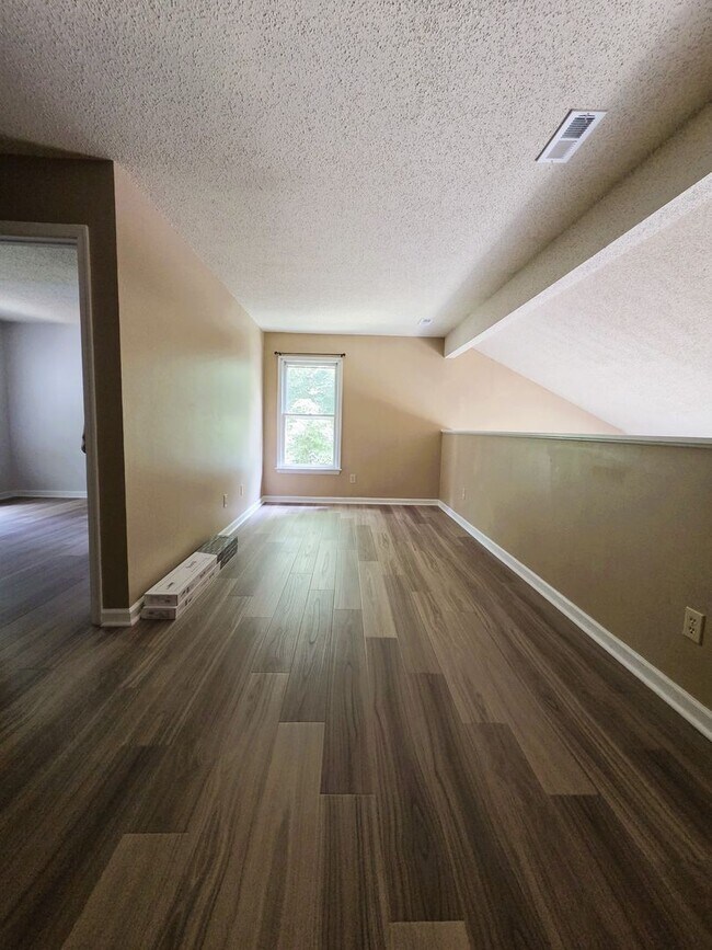 Building Photo - Well maintained 2 story home in Providence Creek Subdivision