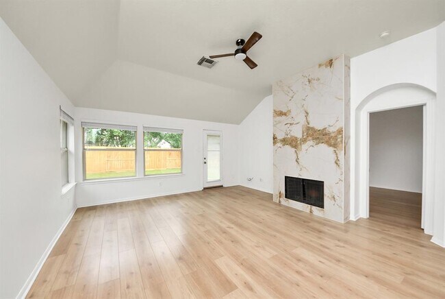 Building Photo - 5931 Mettler Ln