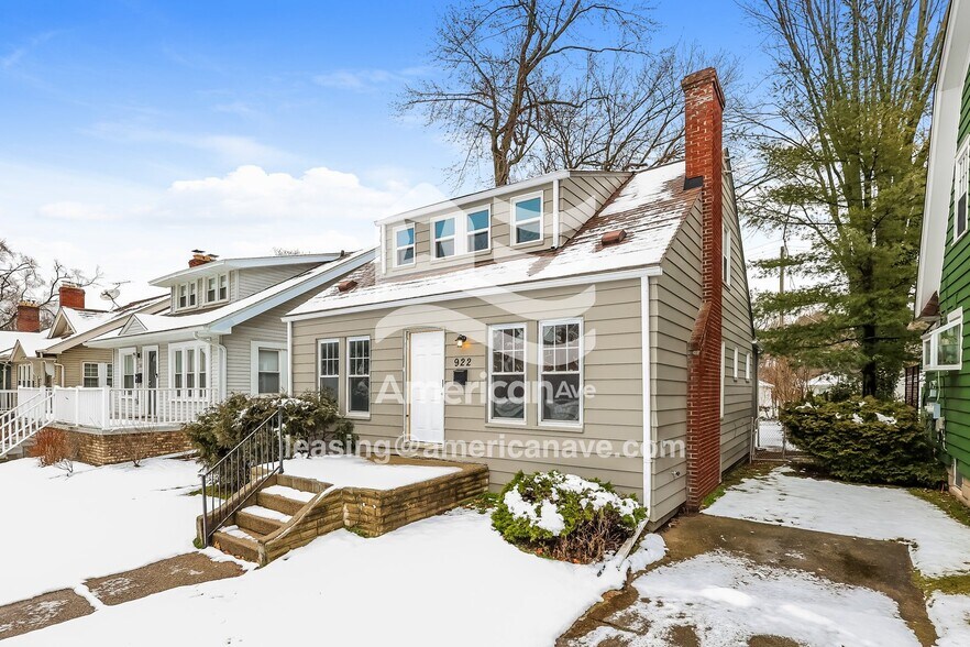 Building Photo - 922 Edgewood Dr