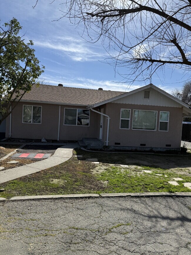 Building Photo - Charming 3-bedroom, 2-bathroom home located in the heart of Brentwood