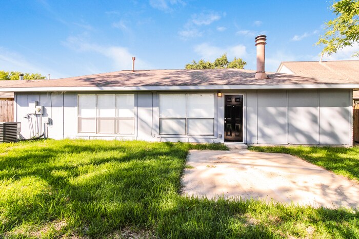 Building Photo - 10936 Pinewood Ct