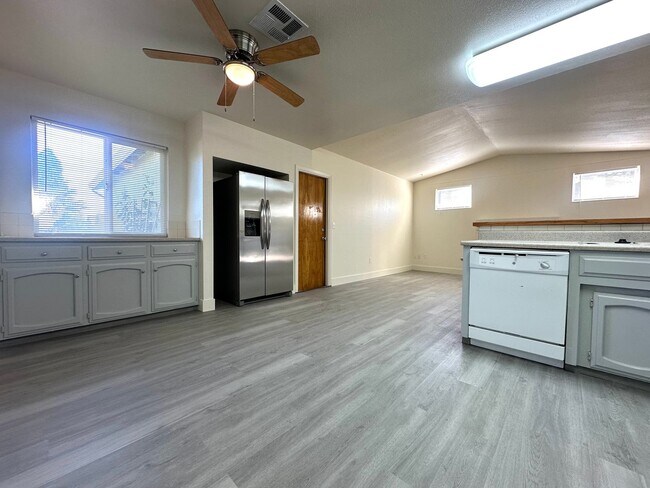 Building Photo - Beautifully Remodeled Home in the Heart of Manteca!
