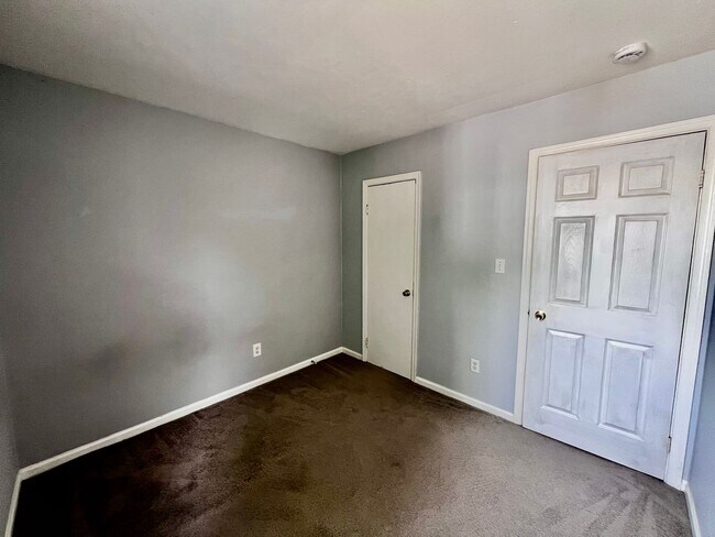 Building Photo - Charming Townhome in the Heart of Virginia Beach