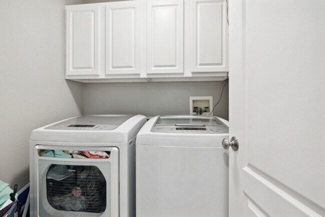 Building Photo - 4 Bedroom Single Family in Orlando