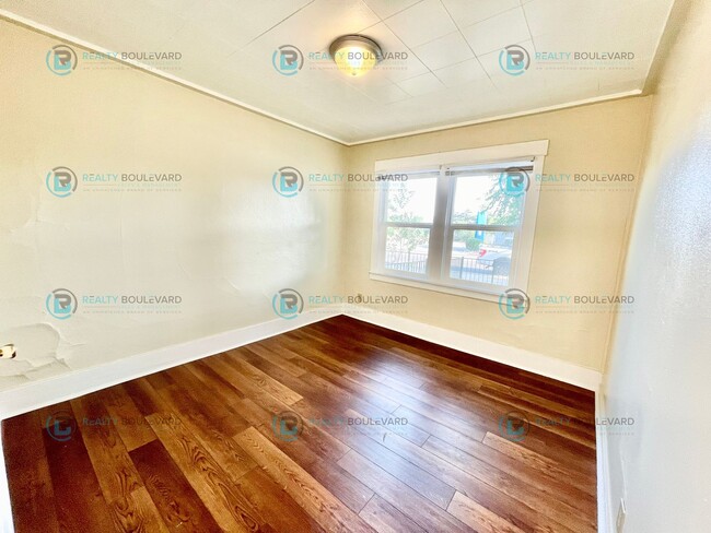 Building Photo - Charming Cottage with Private Yards, Parki...