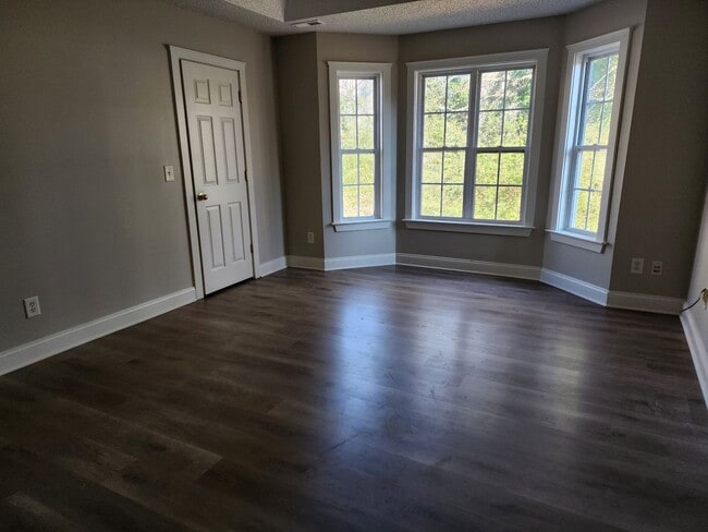 Building Photo - Newly Remodeled