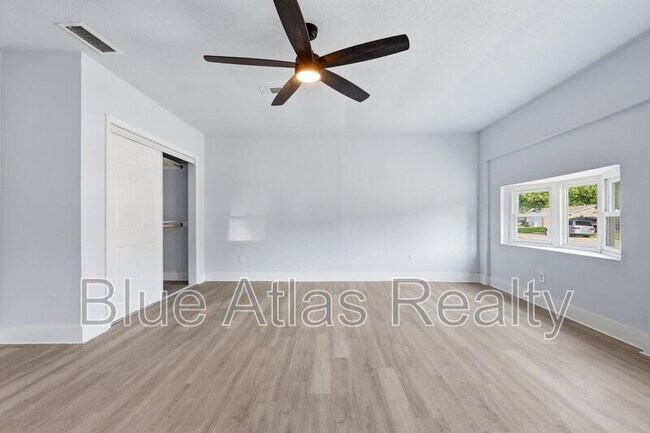 Building Photo - 1547 Oakbrook St