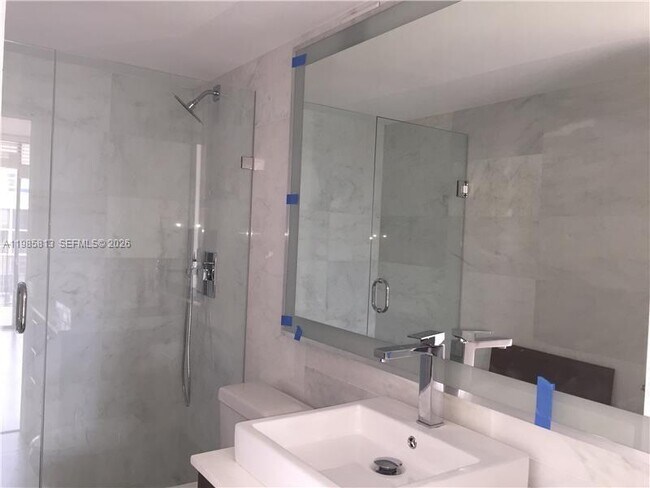 Building Photo - 1901 Brickell Ave