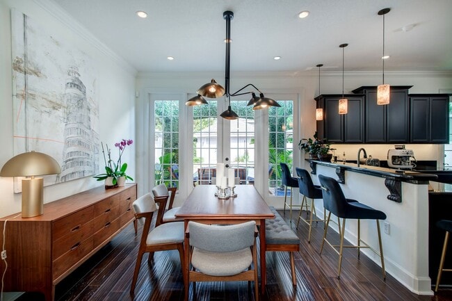 Building Photo - 2 Story, 2 Bed/2.5 Bath, Pool Home Plus Office in Altaloma Heights AVAILABLE NOW!