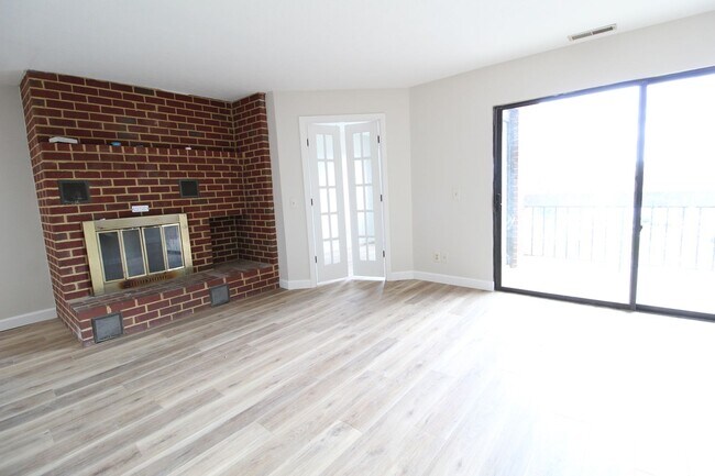 Building Photo - 1018 Blue Ridge Dr
