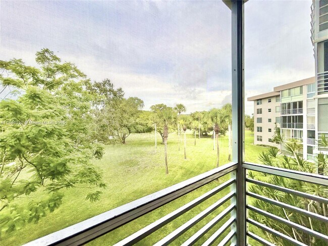 Building Photo - 3800 Oaks Clubhouse Dr