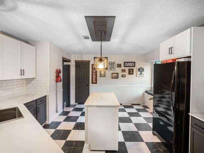 Building Photo - 505 Eaglecreek Dr
