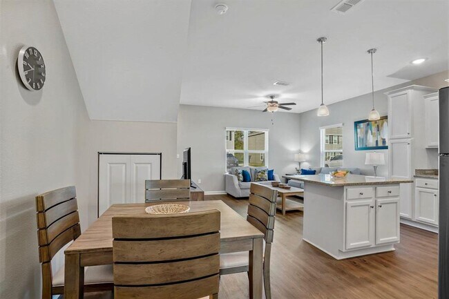 Building Photo - Spacious & Upgraded 3-Bedroom Condos with ...