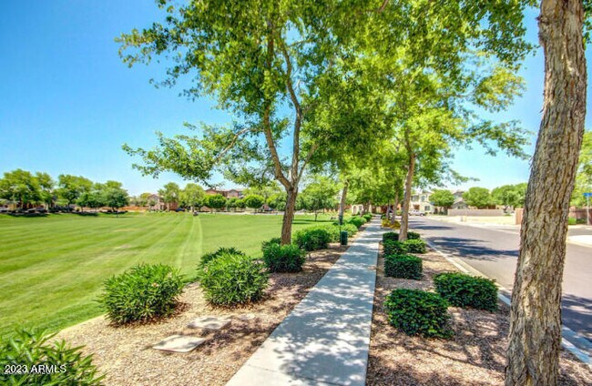 Building Photo - 1927 N 78th Dr