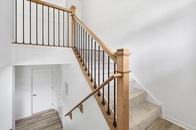 Building Photo - 553 Wolverine Dr