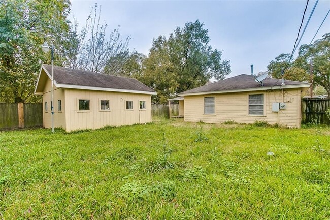 Building Photo - 2406 Pomona Dr