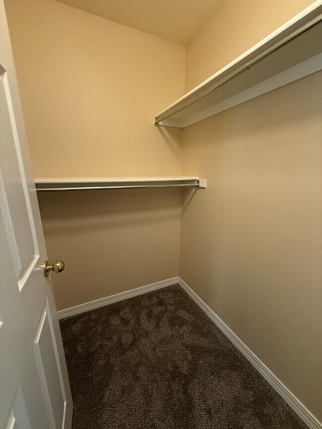 Building Photo - 460 Center St