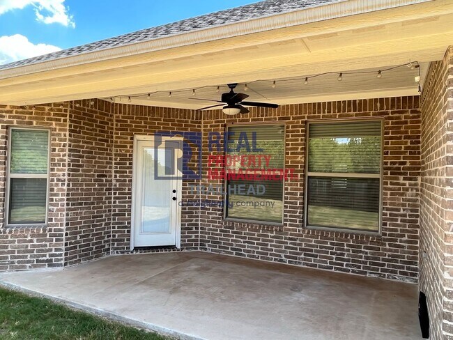 Building Photo - Stunning 3 Bed 2 Bath Home in Gated Lakesi...