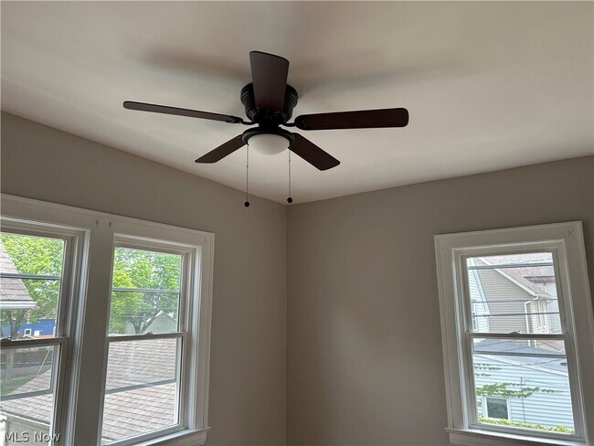 Building Photo - 1311 W 69th St