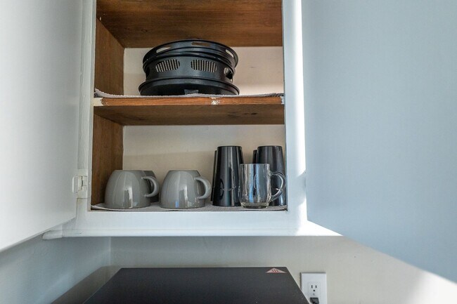 Building Photo - Charming and Spacious Home