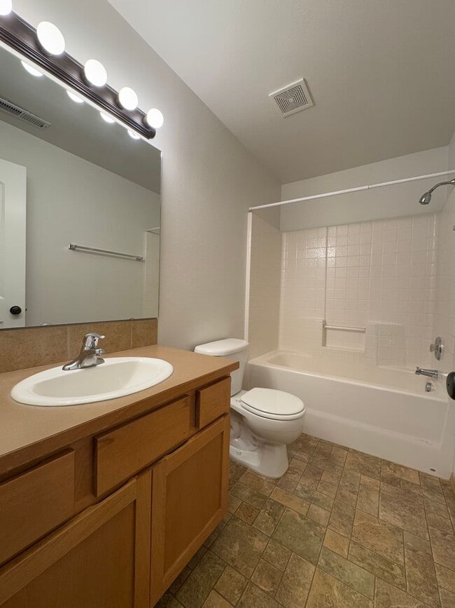 Building Photo - Beautiful Rental with Oversized Yard & Open Layout