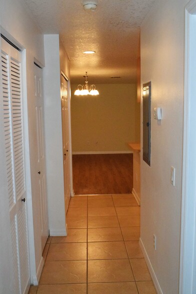 Building Photo - 915 Willow Dr
