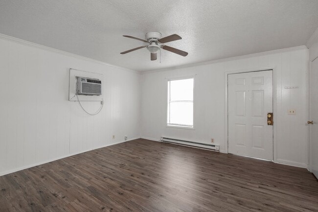 Building Photo - FIRST FULL MONTHS RENT FREE!! 2 Bedroom Duplex with Huge Back Yard!