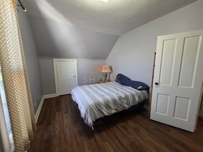 Building Photo - LARGE 4 BR HOME CLOSE TO DOWNTOWN W/ LOTS OF AMENITIES