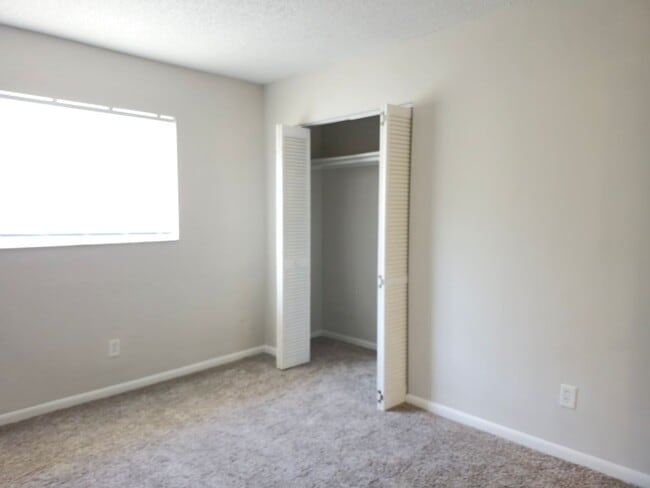 Building Photo - Very Cozy 2 Bedroom 1 Bath with Water incl...