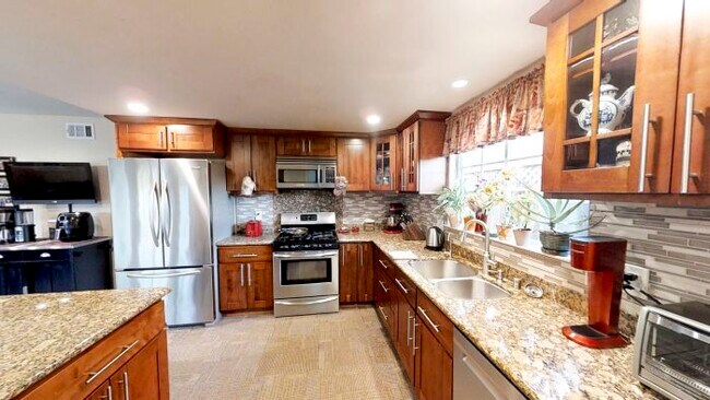 Building Photo - 1305 Antwerp Ln